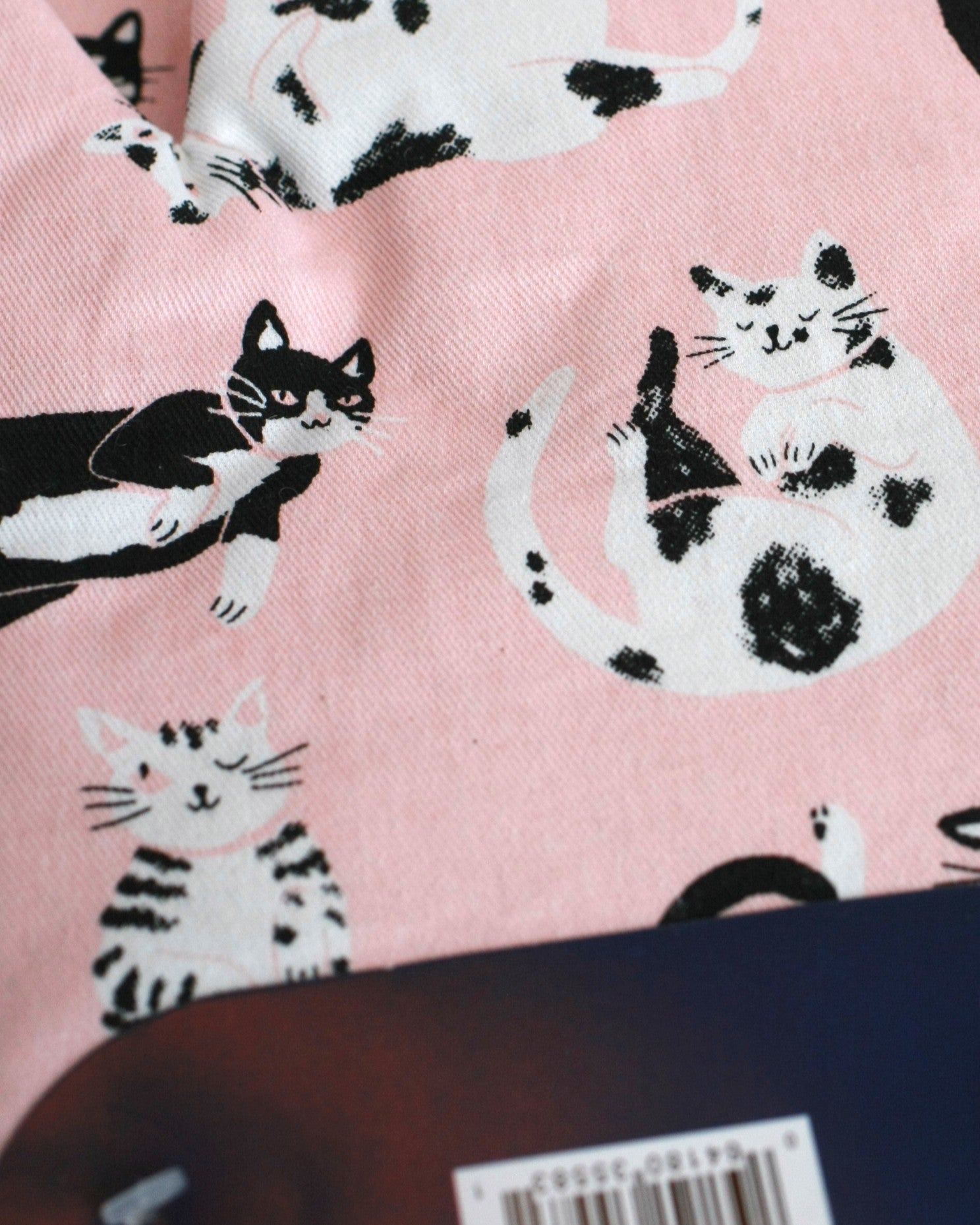 Pink oven mitts with black and white cats - 2 mitts